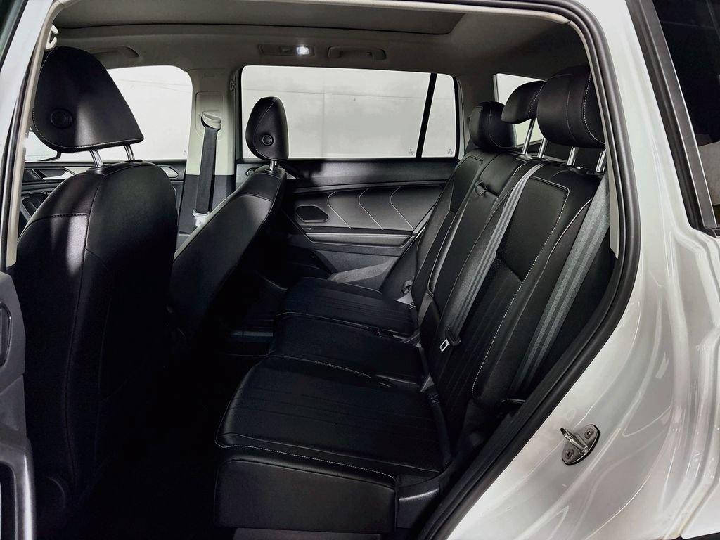 Certified 2022 Volkswagen Tiguan SE w/ Panoramic Sunroof Package AWD/4WD image 21