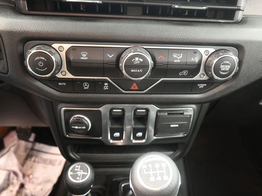 Used 2025 Jeep Wrangler Sport image 9