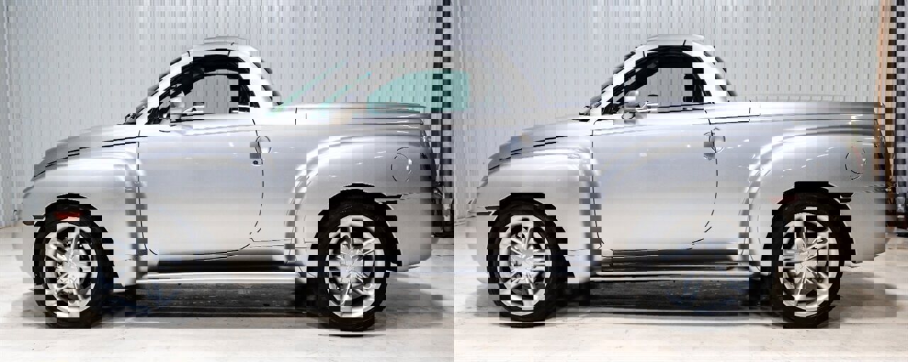 Used 2004 Chevrolet SSR w/ Preferred Equipment Group image 3