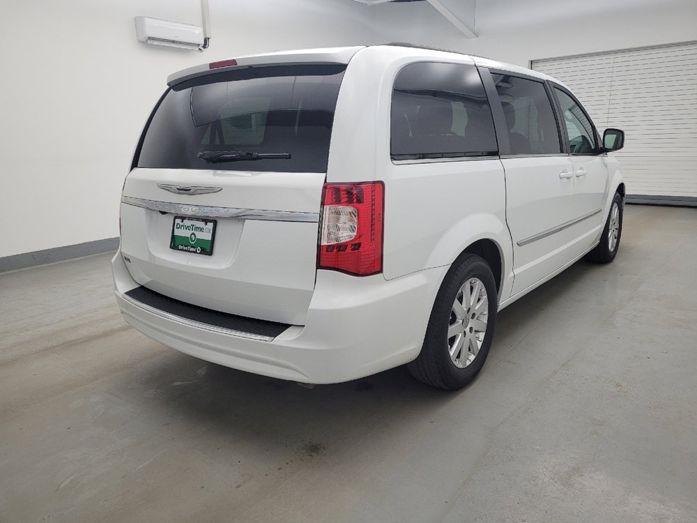 Used 2016 Chrysler Town & Country Touring FWD image 9