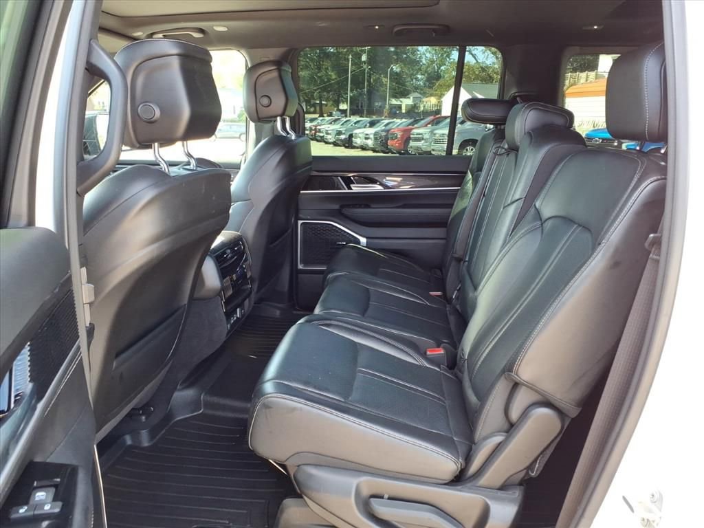 Used 2023 Jeep Wagoneer 4WD w/ Premium Group I image 11