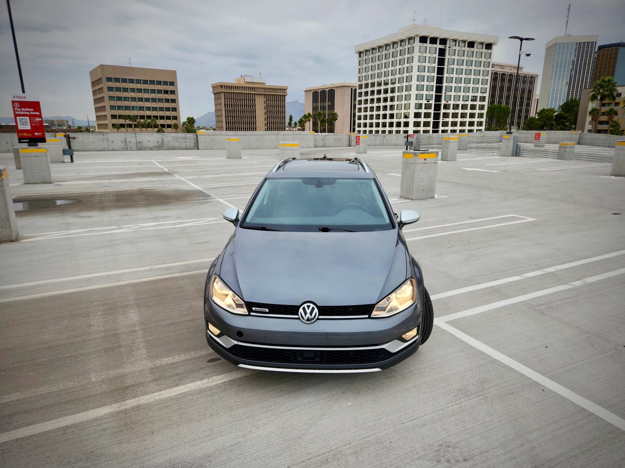Used 2017 Volkswagen Golf Alltrack SE image 3