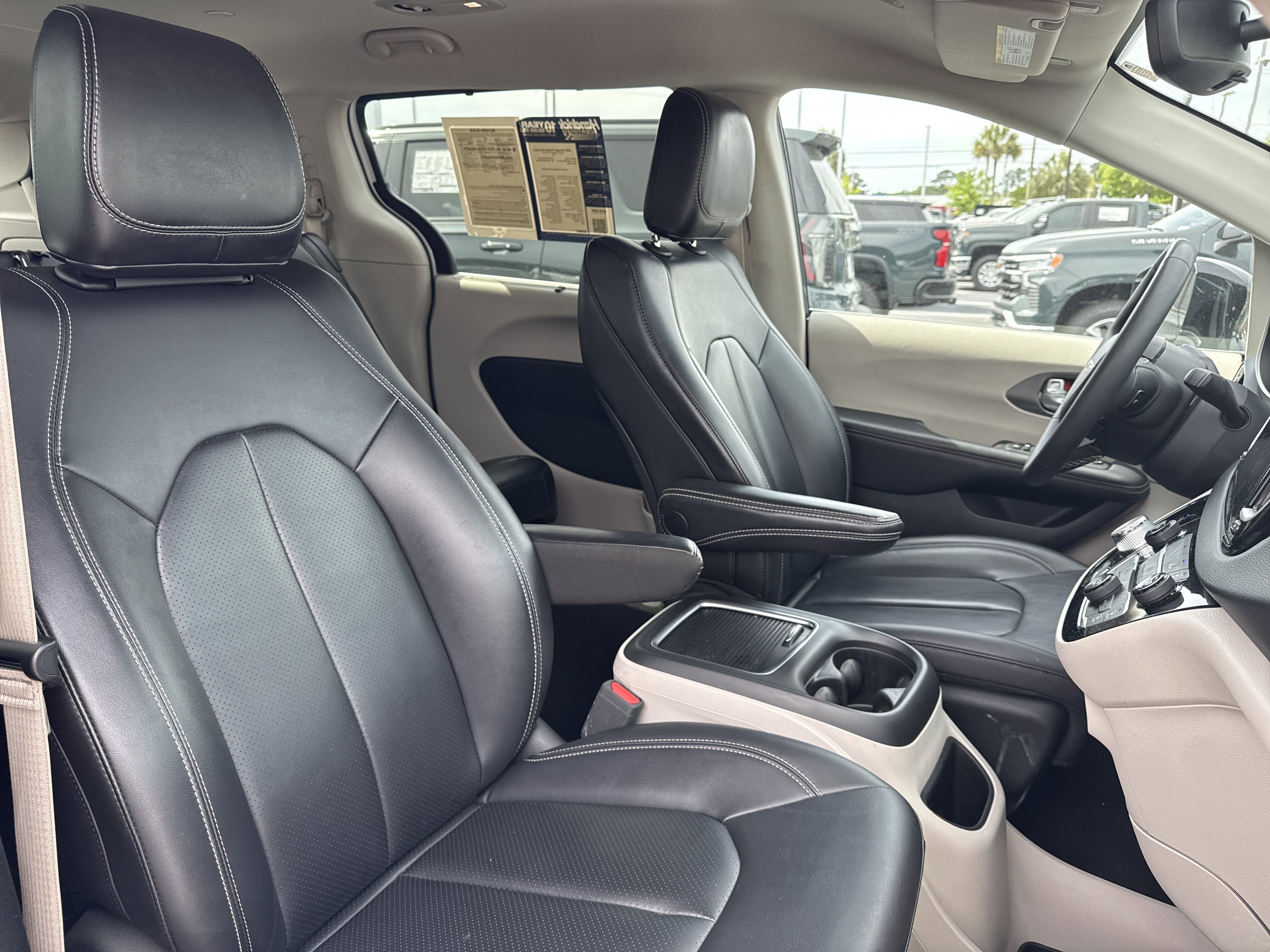 Used 2024 Chrysler Pacifica Touring-L FWD image 26