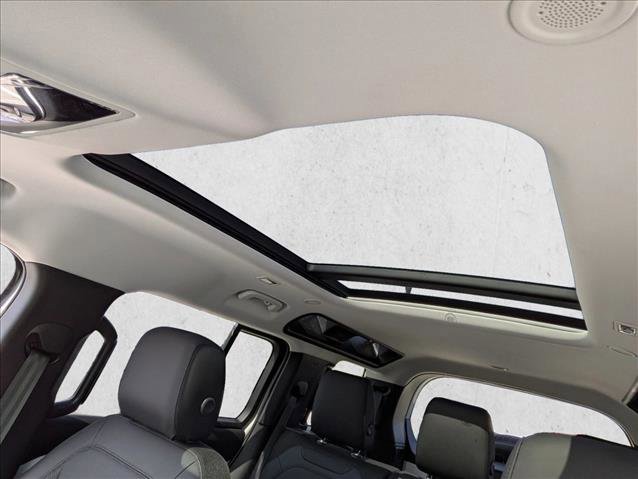 Used 2025 Land Rover Defender 110 S image 17