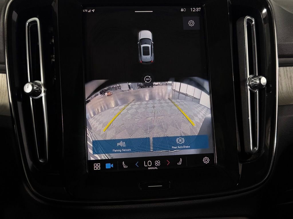 Used 2025 Volvo XC40 B5 Plus image 19