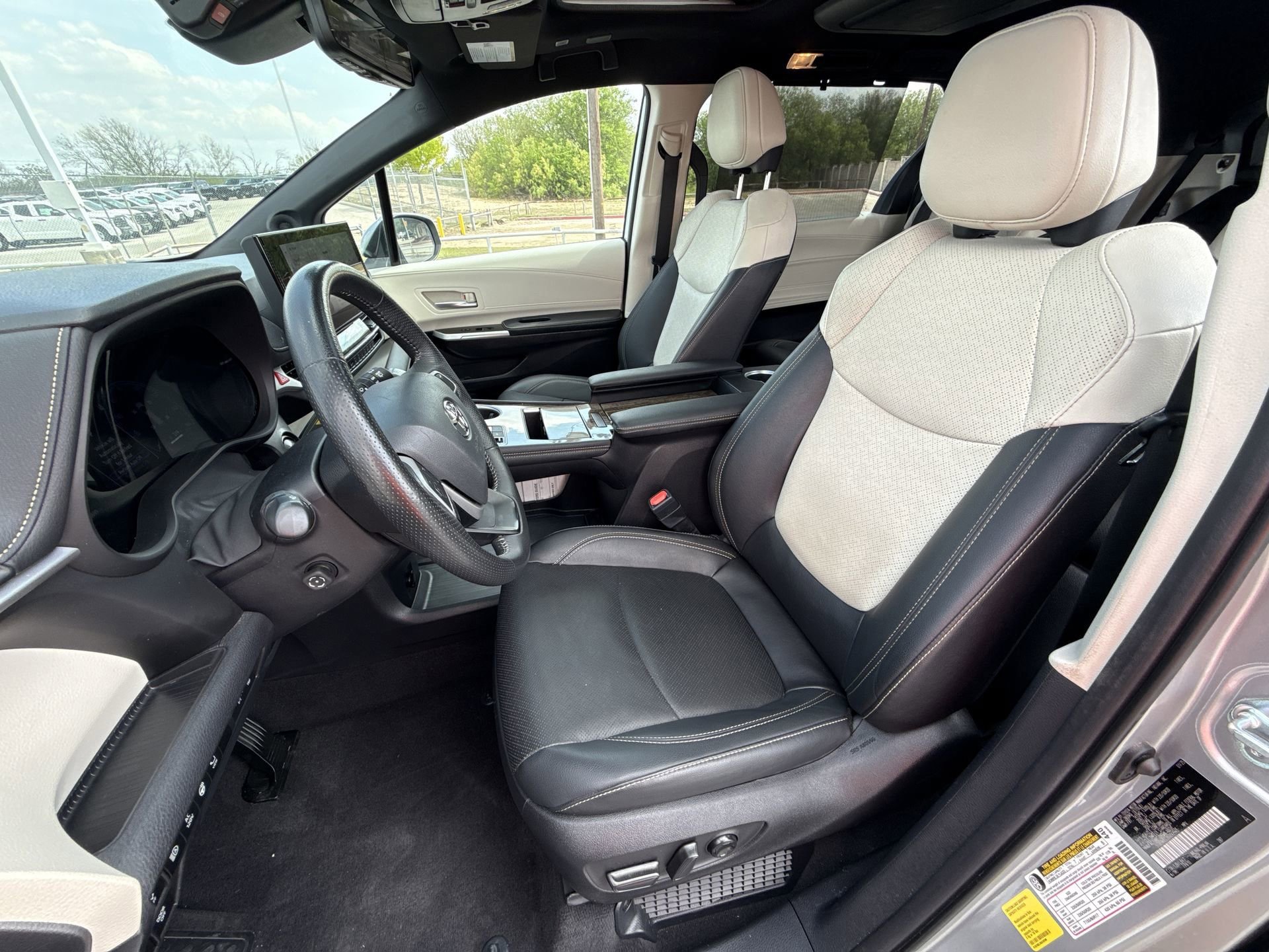 Used 2025 Toyota Sienna Platinum FWD image 13