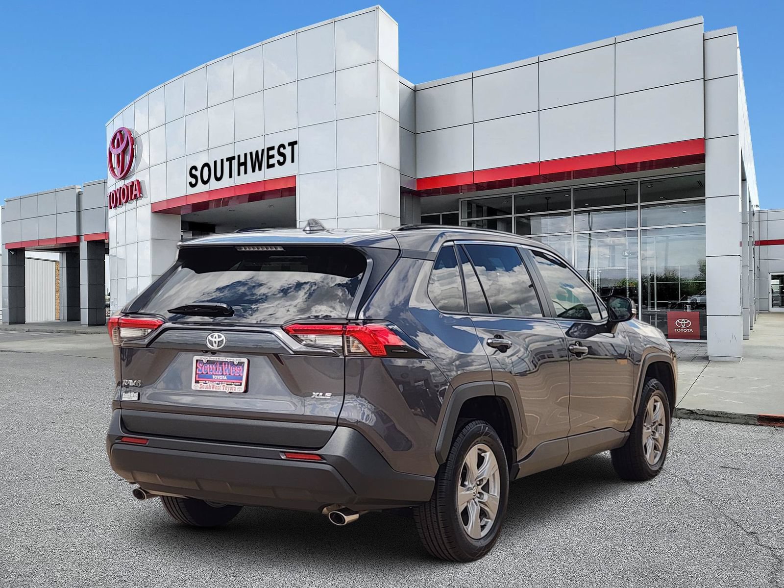 Used 2024 Toyota RAV4 XLE FWD image 5