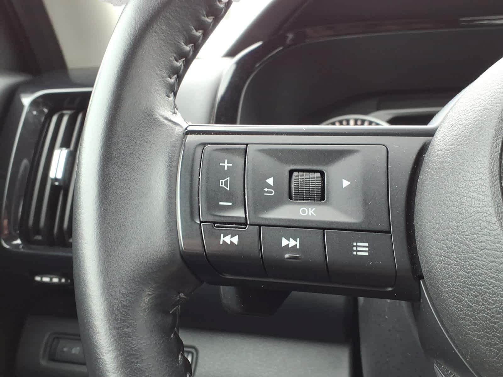Used 2025 Nissan Pathfinder SV AWD/4WD image 23