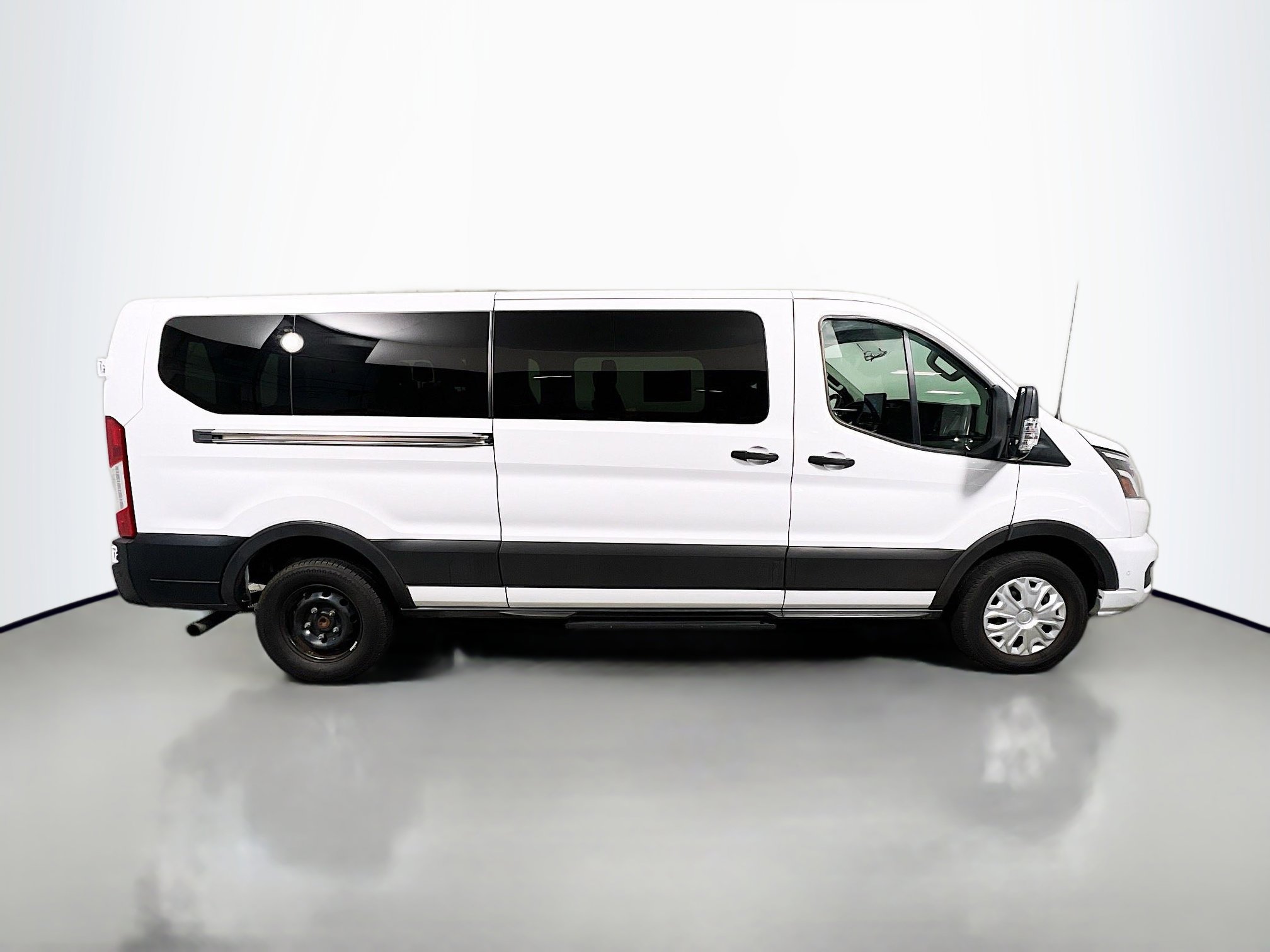 Used 2023 Ford Transit 350 XLT image 3