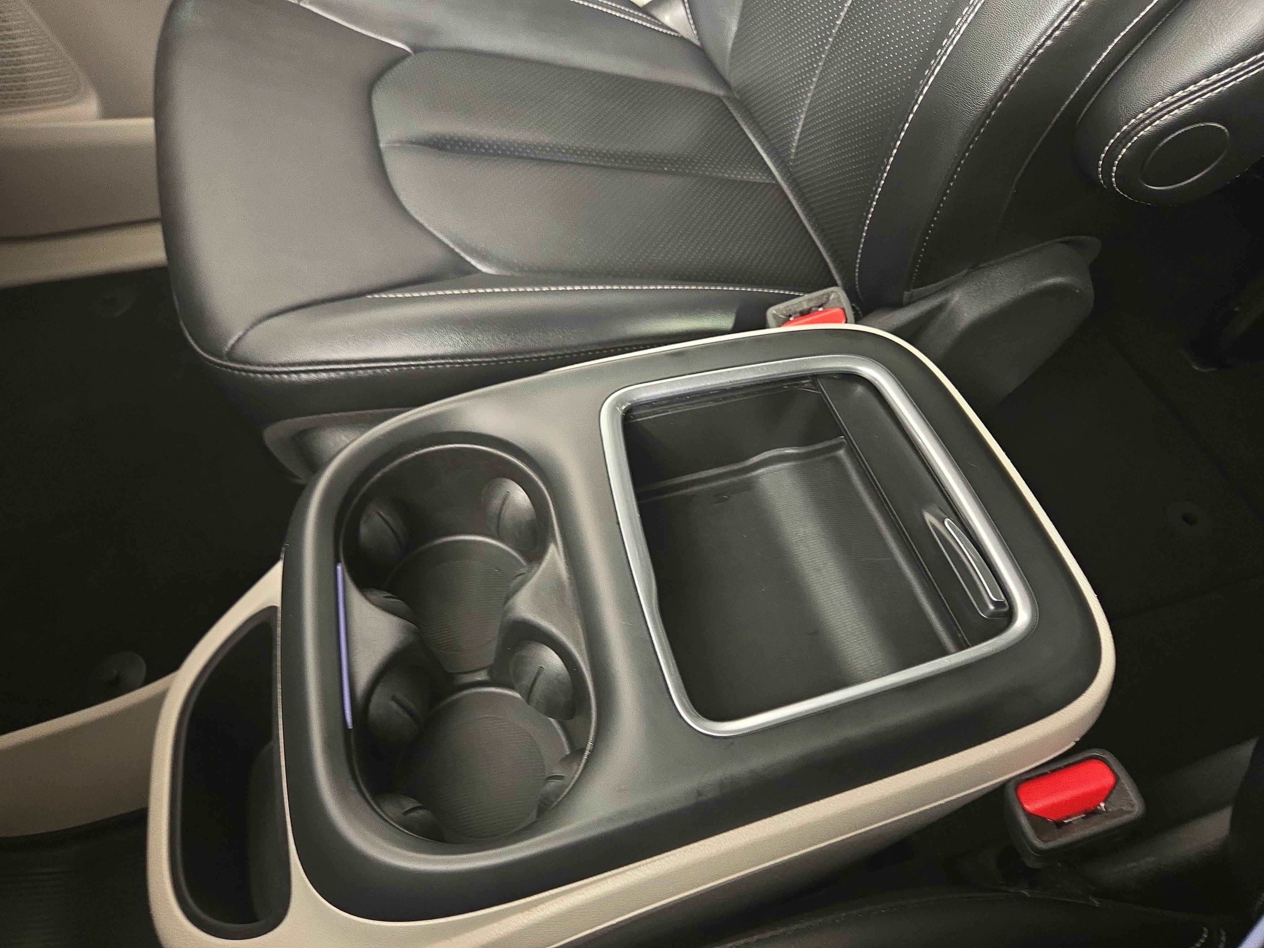 Used 2024 Chrysler Pacifica Touring-L image 30