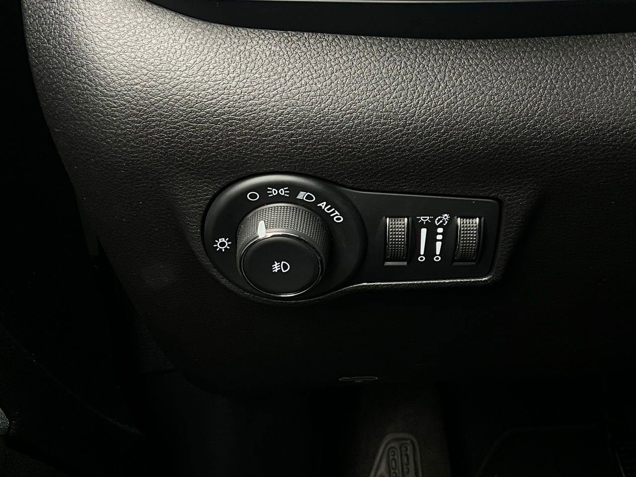 Used 2025 Jeep Compass Latitude AWD/4WD image 21