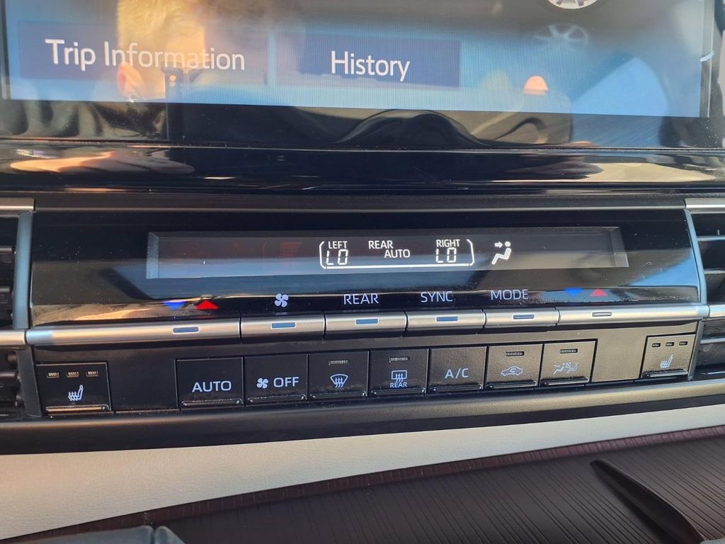 Used 2024 Toyota Sienna XLE image 11