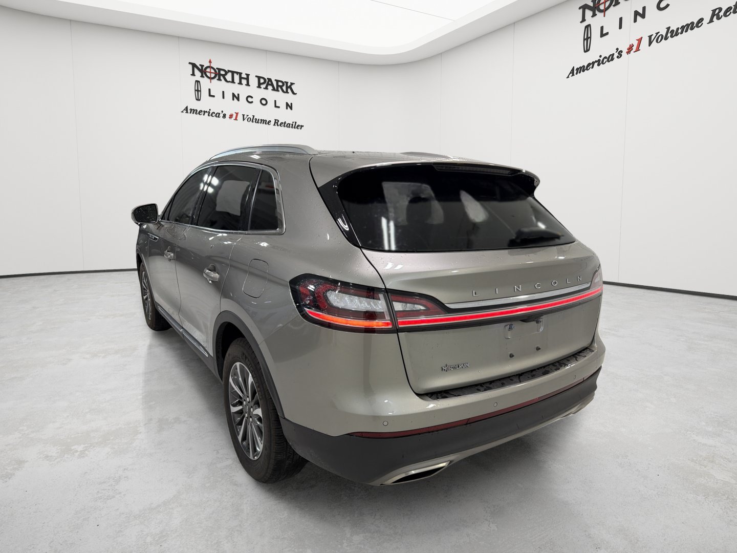 Used 2023 Lincoln Nautilus AWD image 3
