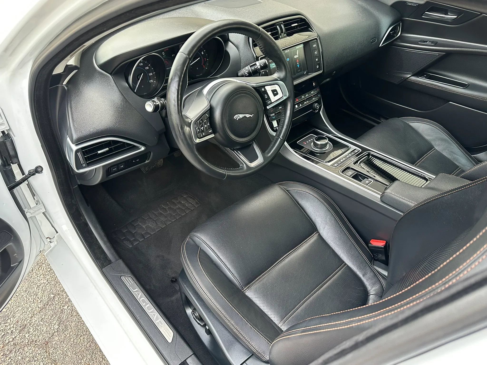 Used 2018 Jaguar XE Prestige RWD image 14