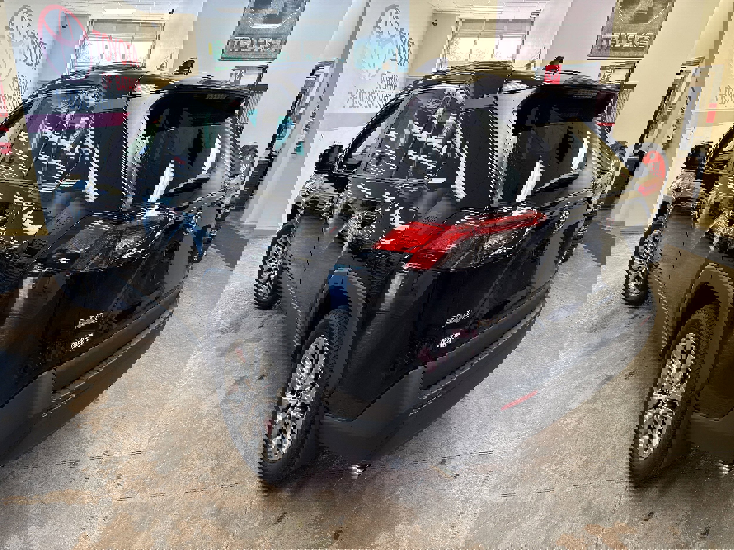 Used 2023 Toyota RAV4 XLE Premium image 8