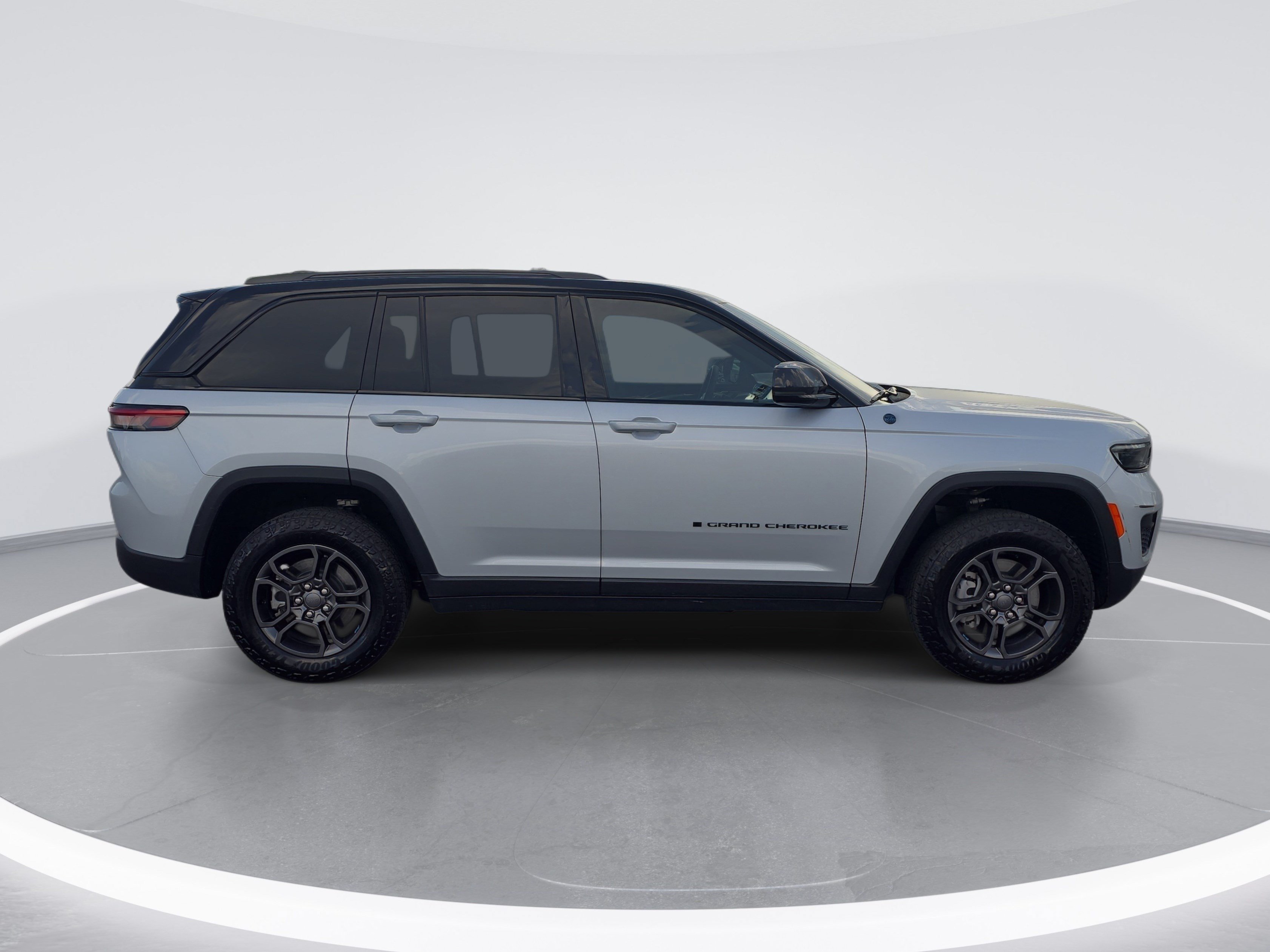 Used 2024 Jeep Grand Cherokee Trailhawk AWD/4WD image 2
