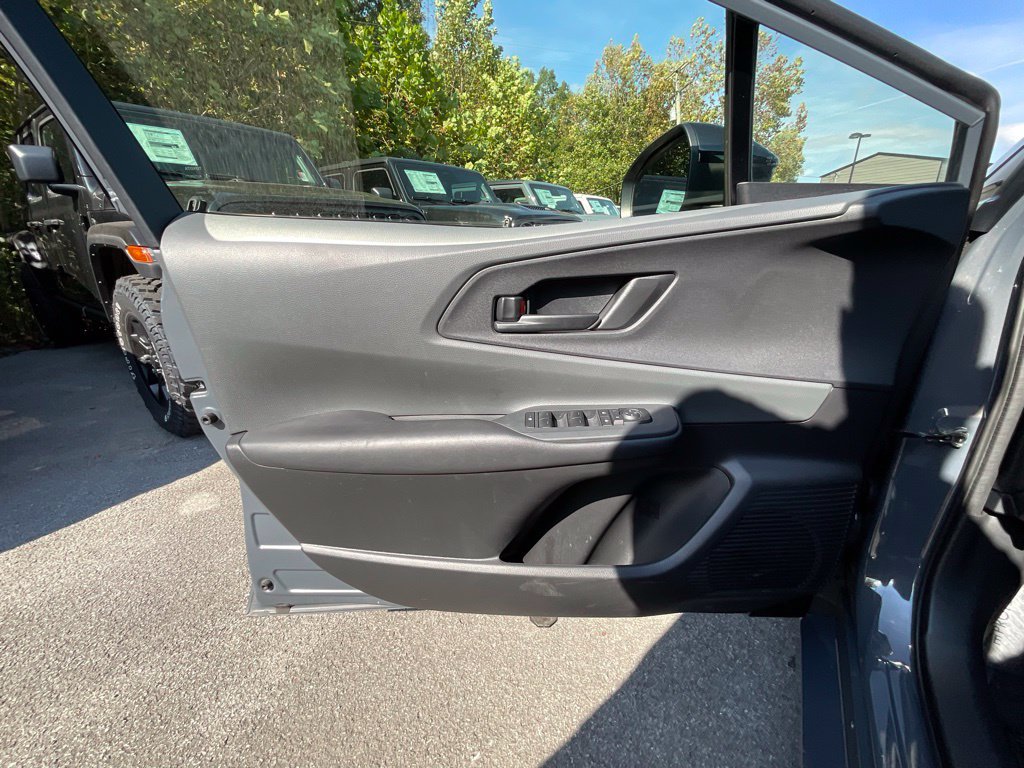 Used 2025 Toyota Prius LE FWD image 8