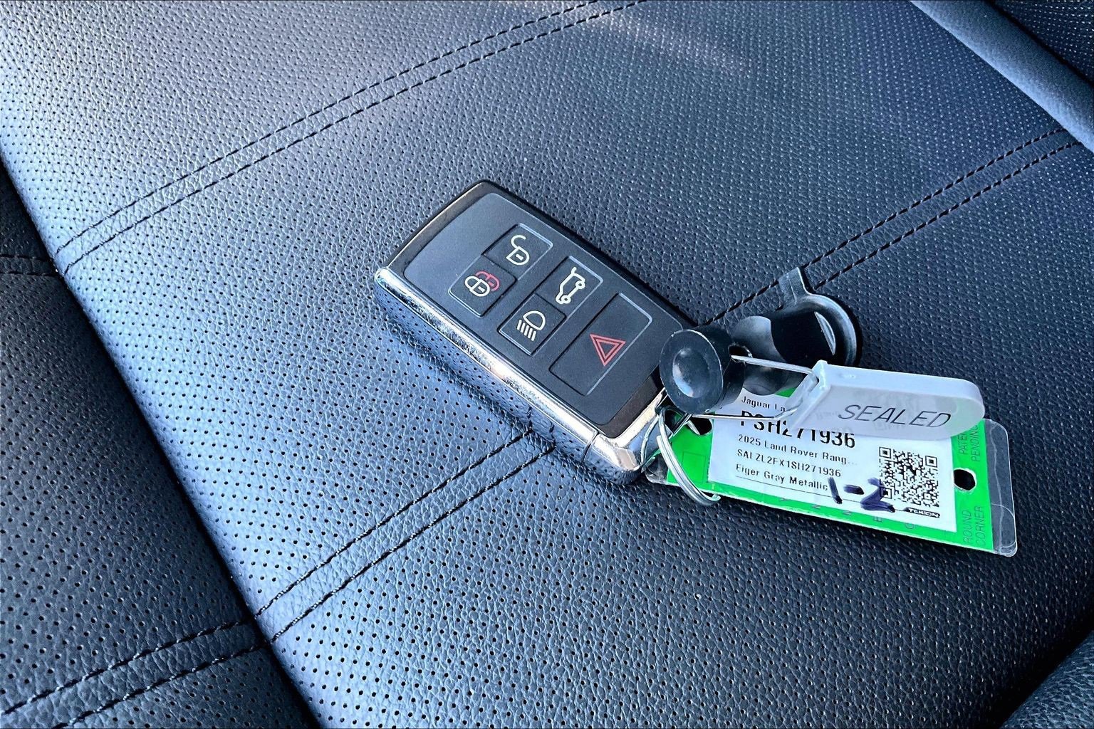Used 2025 Land Rover Range Rover Evoque Dynamic SE image 11