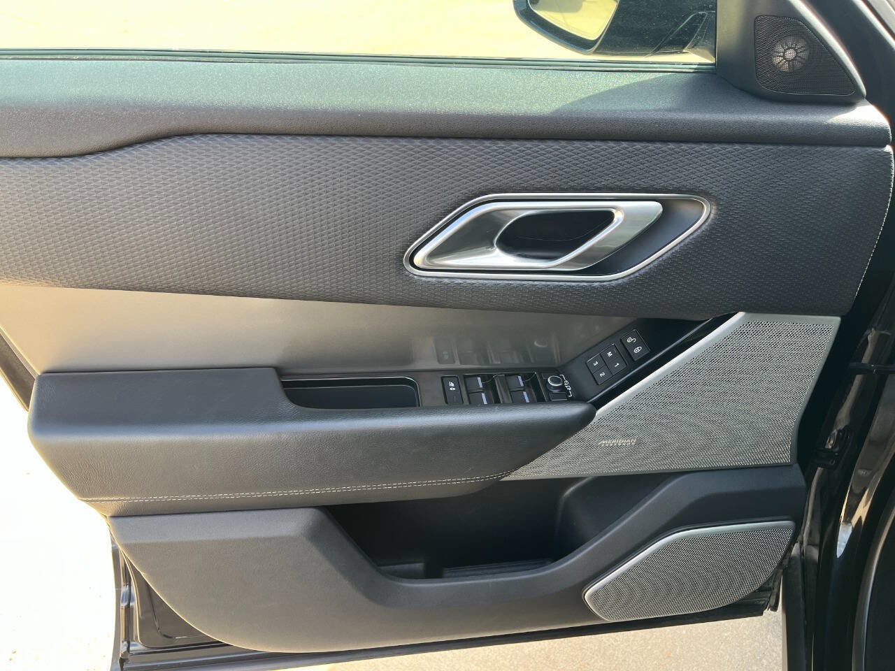 Used 2018 Land Rover Range Rover Velar S image 8