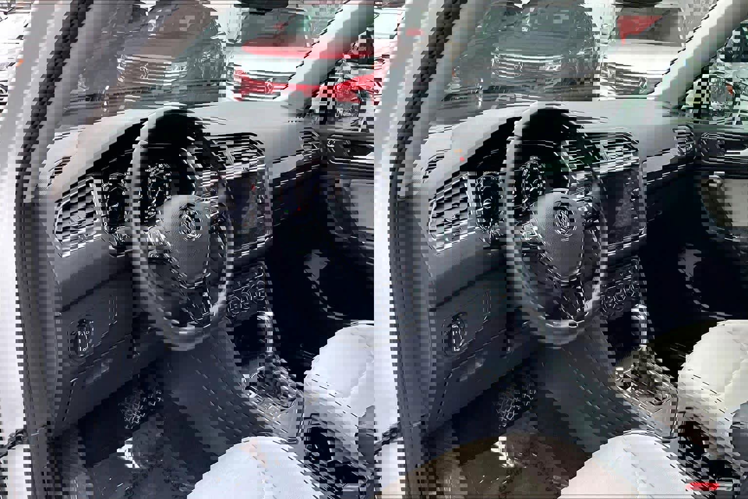 Used 2018 Volkswagen Tiguan SEL Premium image 17