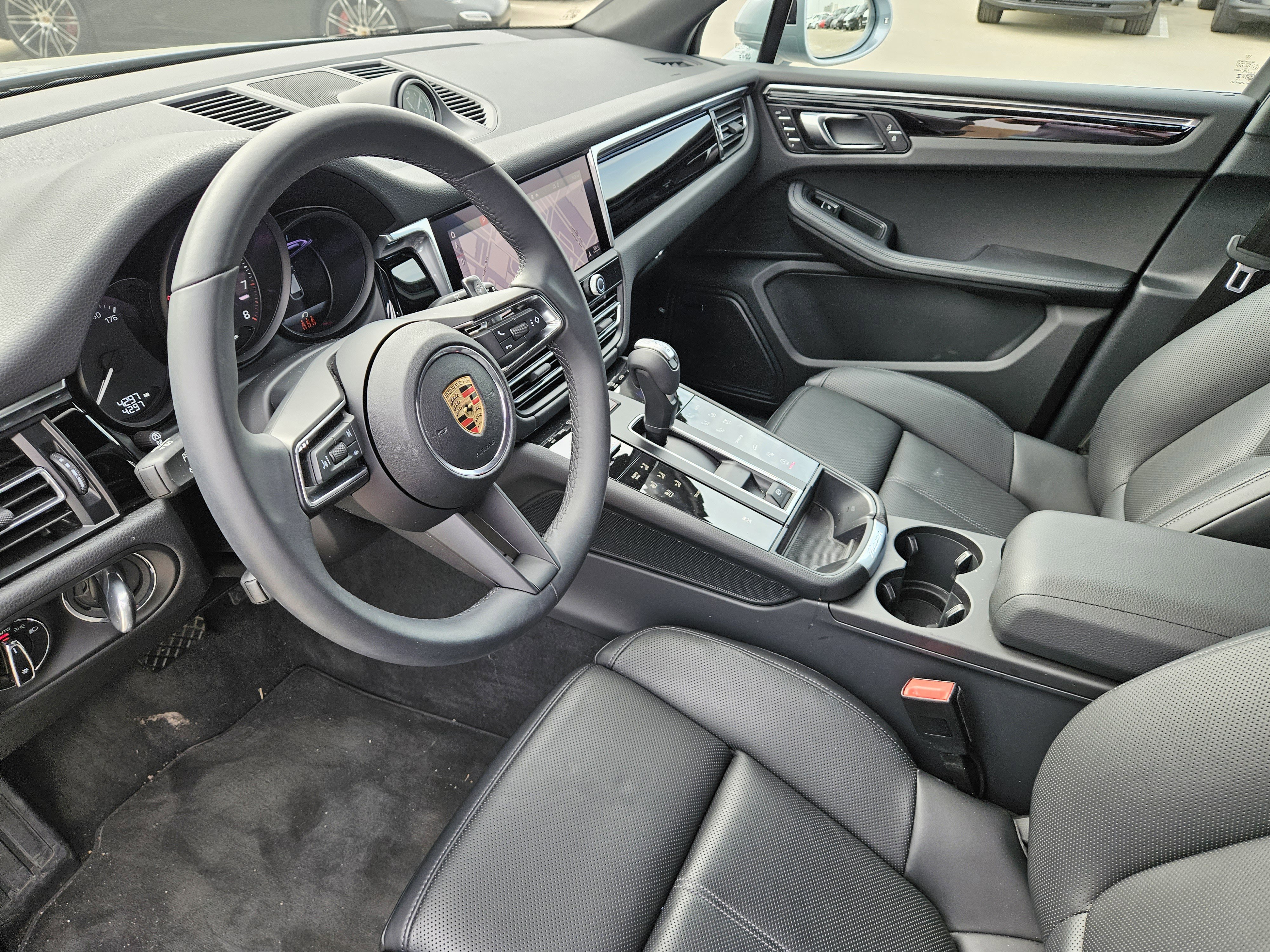 Certified 2025 Porsche Macan image 4