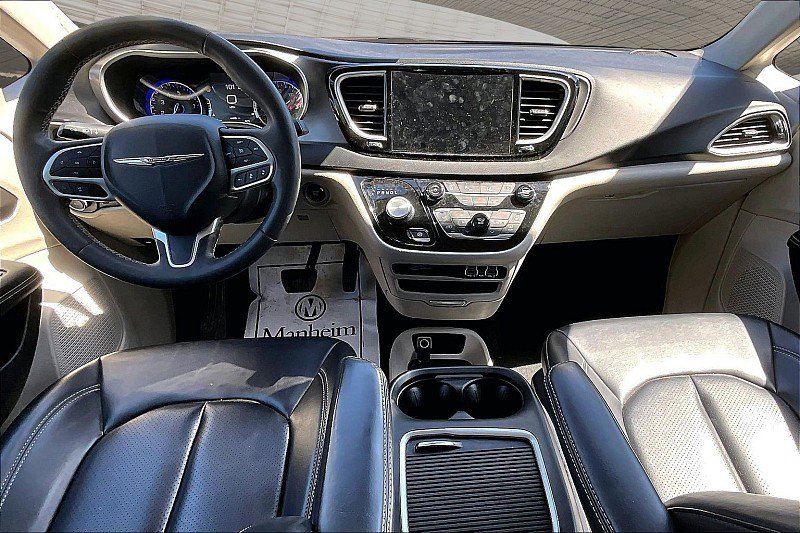 Used 2023 Chrysler Pacifica Touring-L image 14