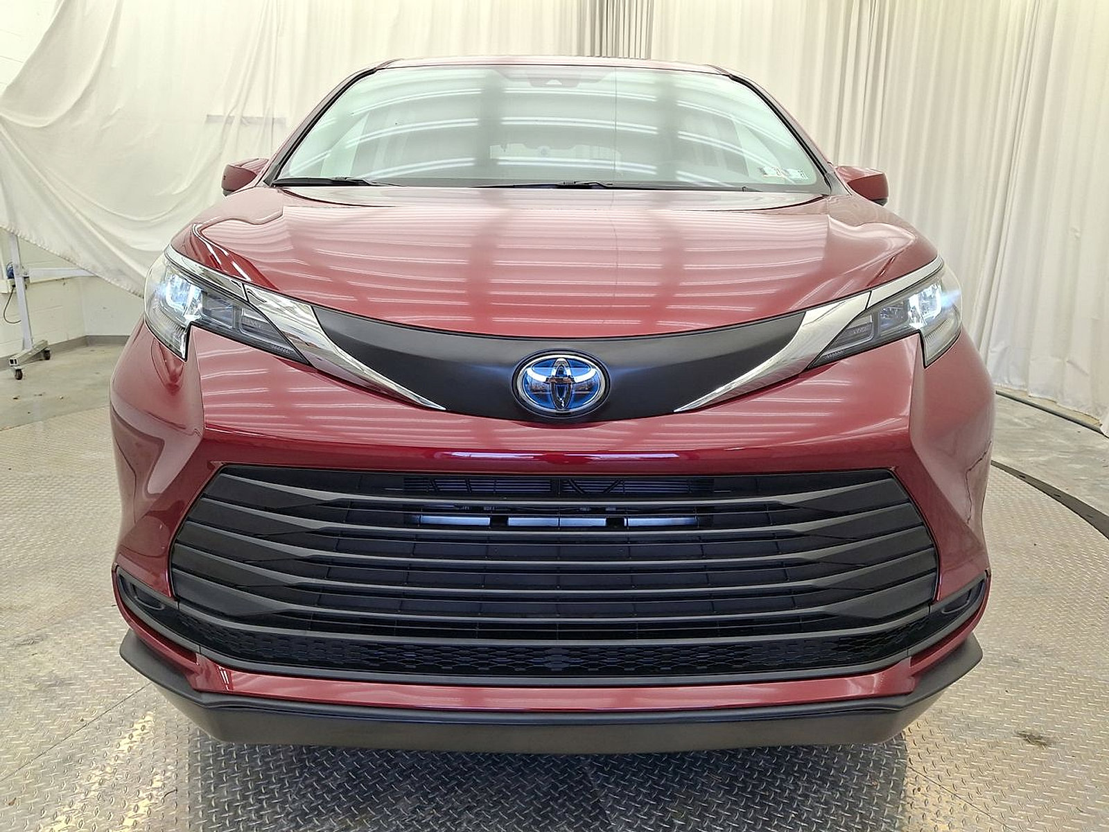 Used 2024 Toyota Sienna LE FWD image 28