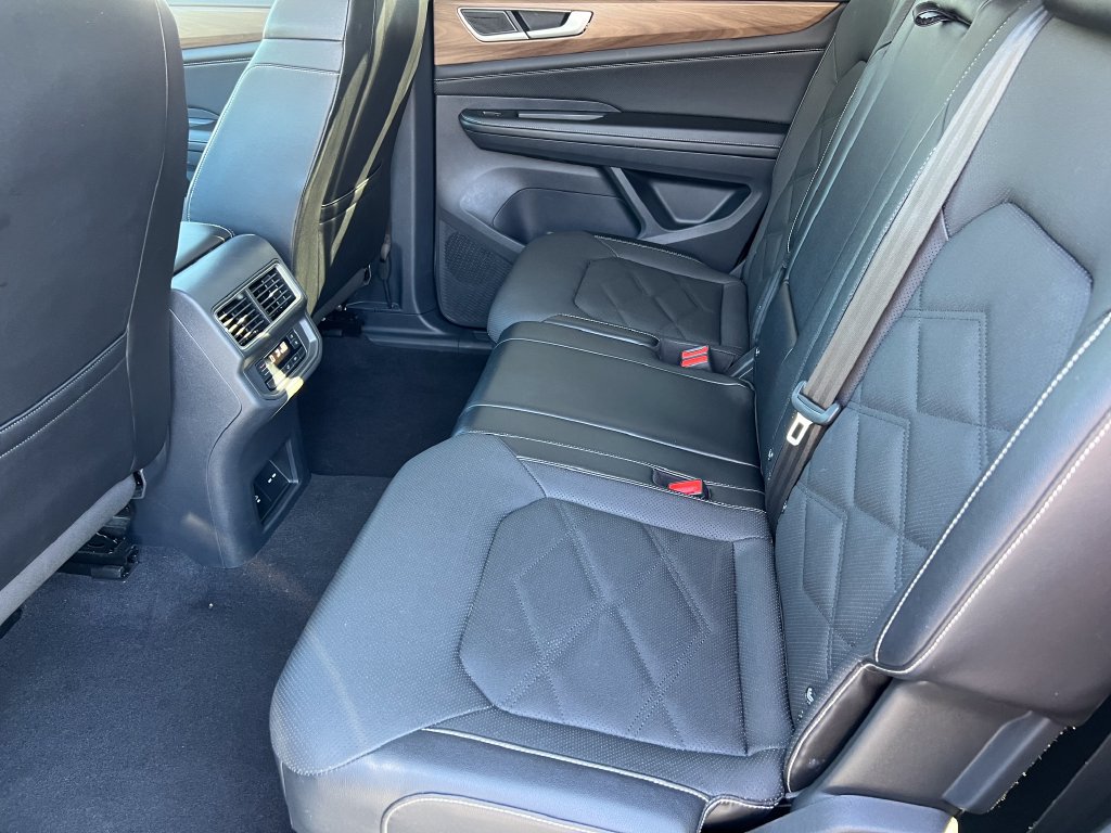 Used 2024 Volkswagen Atlas SE AWD/4WD image 12