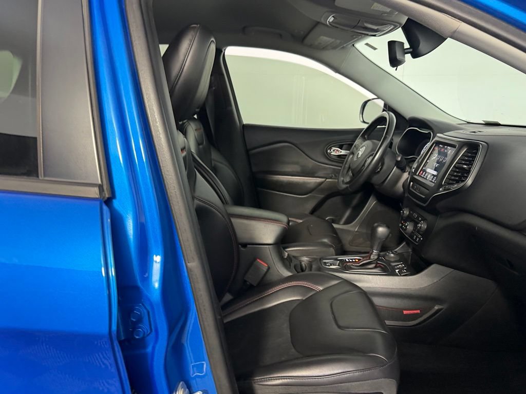 Used 2019 Jeep Cherokee Trailhawk w/ Cold Weather Group AWD/4WD image 30