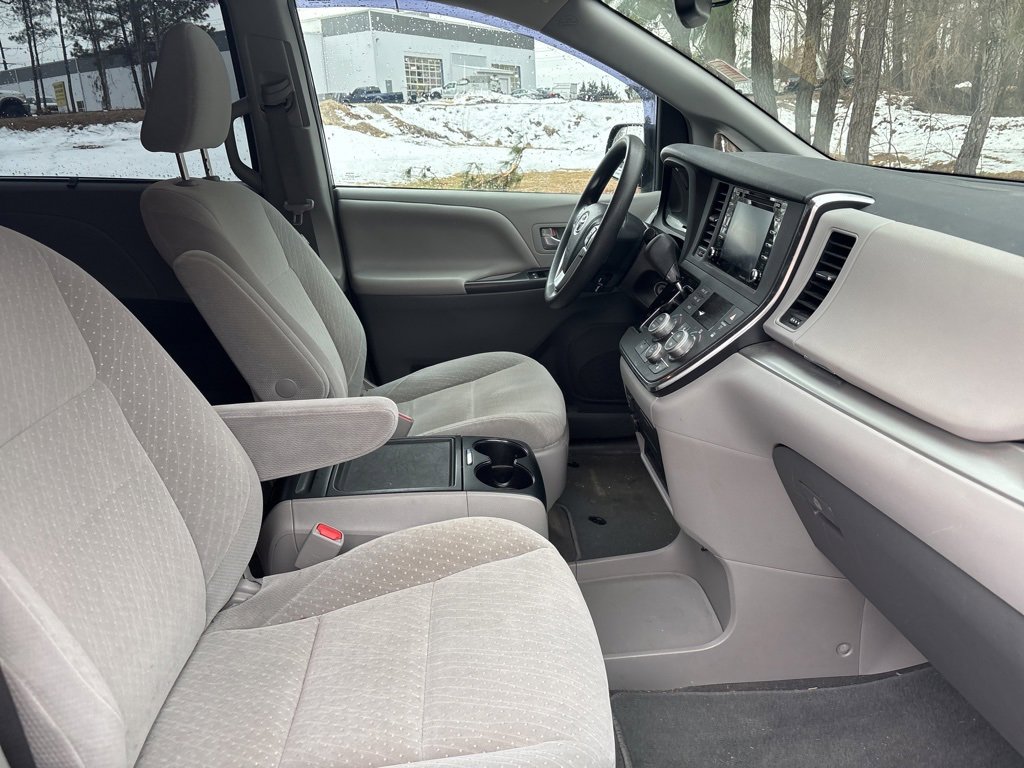Used 2018 Toyota Sienna LE image 8