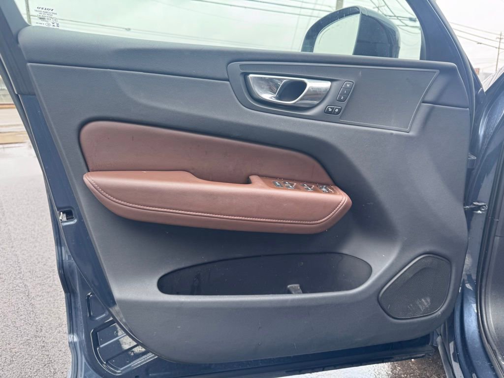 Used 2023 Volvo XC60 B5 Plus AWD/4WD image 8