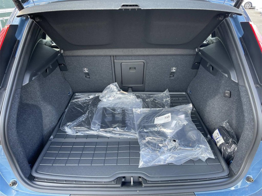 Used 2024 Volvo XC40 Recharge Plus w/ Protection Package Premier image 12