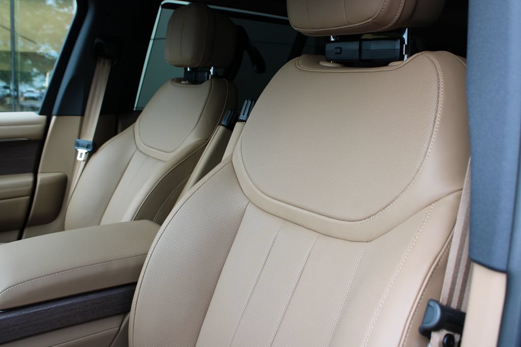 New 2026 Land Rover Range Rover Long Wheelbase SE AWD/4WD image 9
