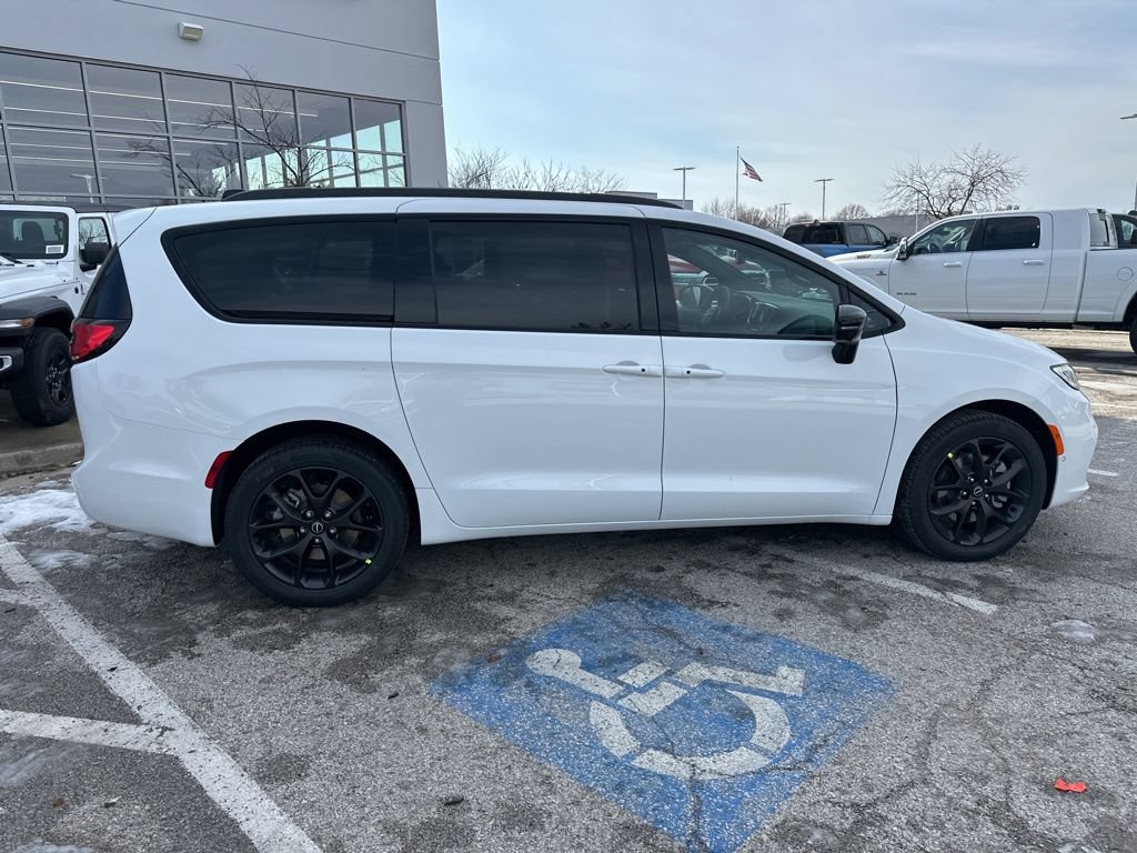New 2026 Chrysler Pacifica Select AWD/4WD image 37