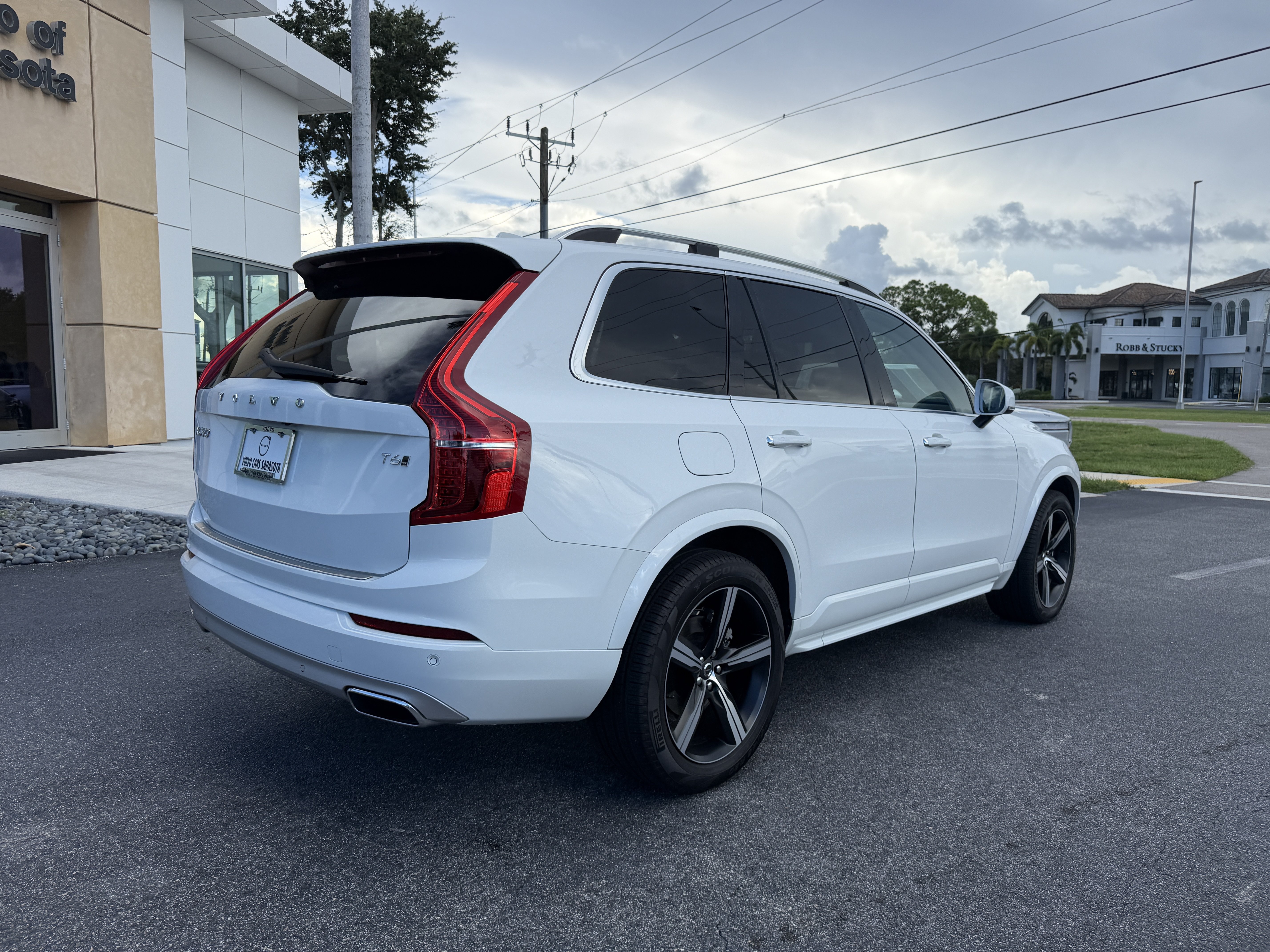 Used 2016 Volvo XC90 T6 Momentum AWD/4WD image 3
