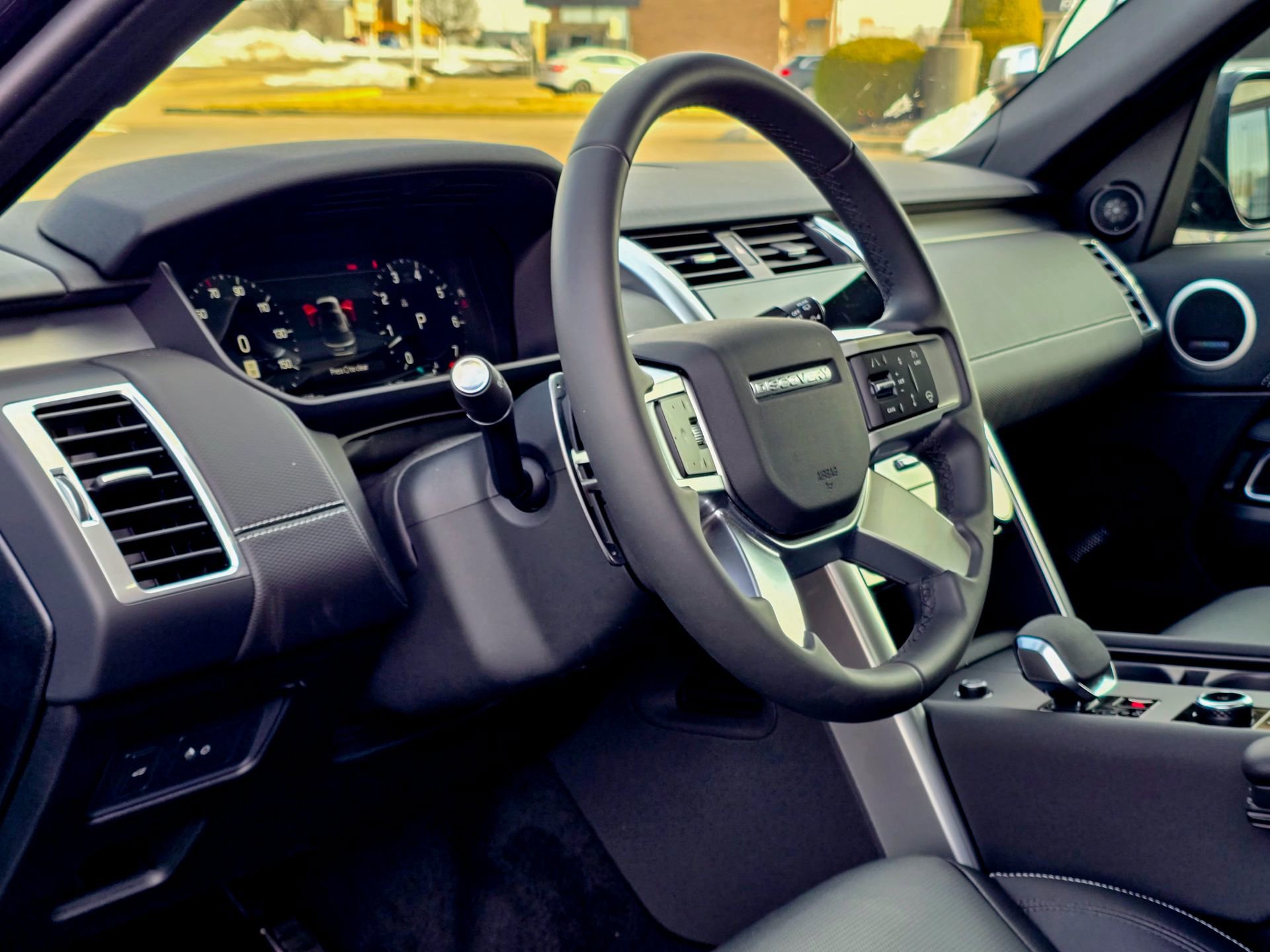 Used 2025 Land Rover Discovery Dynamic SE image 6