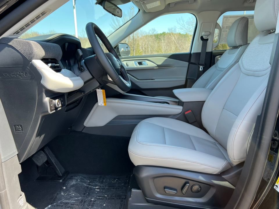 Used 2026 Ford Explorer Active AWD/4WD image 3