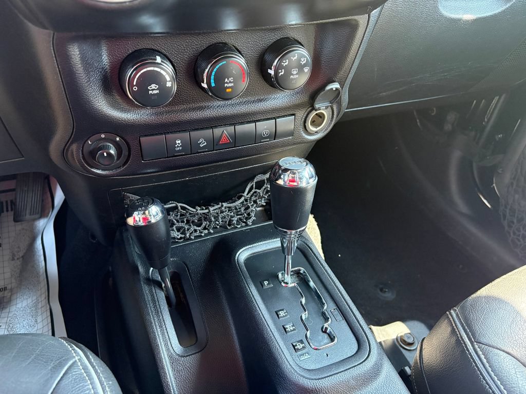 Used 2016 Jeep Wrangler Unlimited Sahara w/ Connectivity Group AWD/4WD image 15