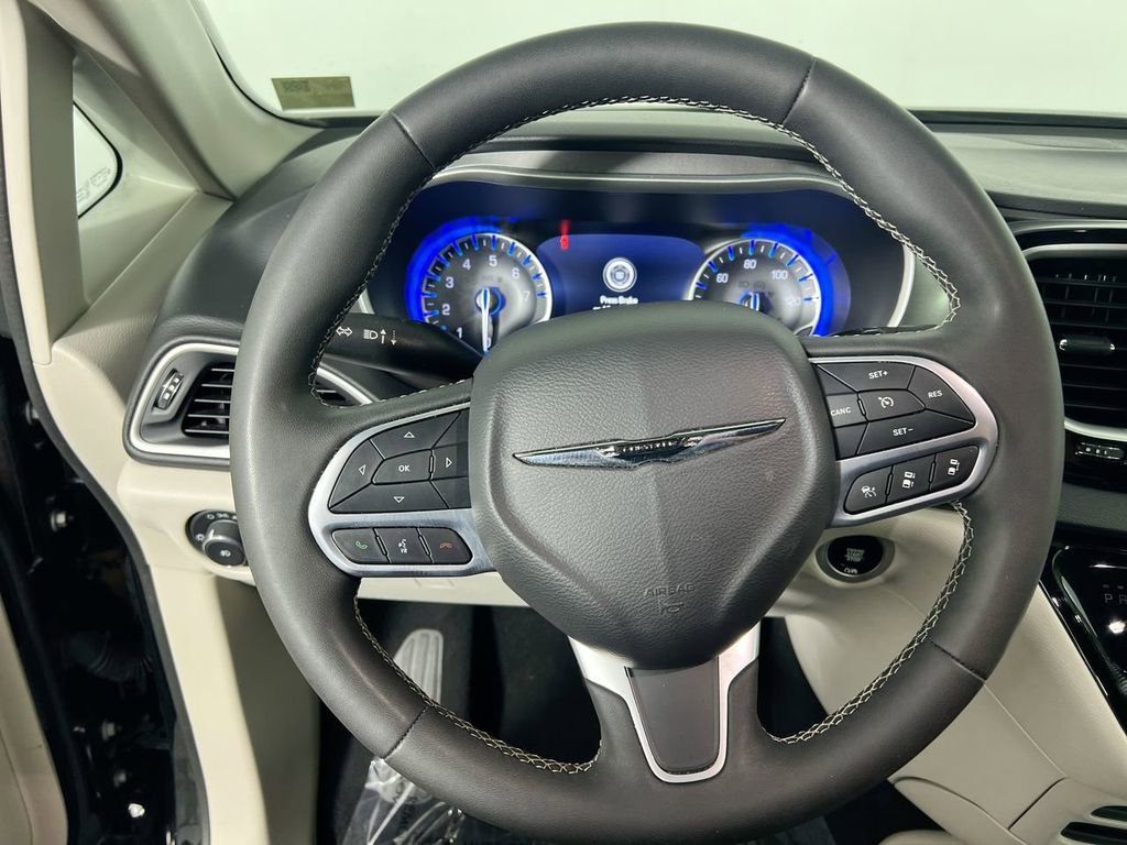 Used 2024 Chrysler Pacifica Touring-L FWD image 15