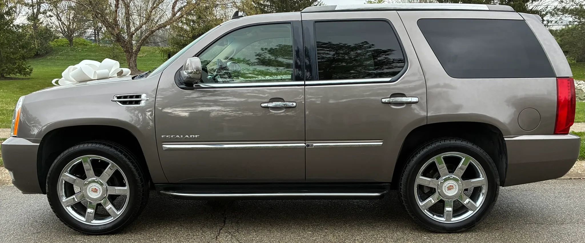 Used 2014 Cadillac Escalade Luxury AWD/4WD image 3