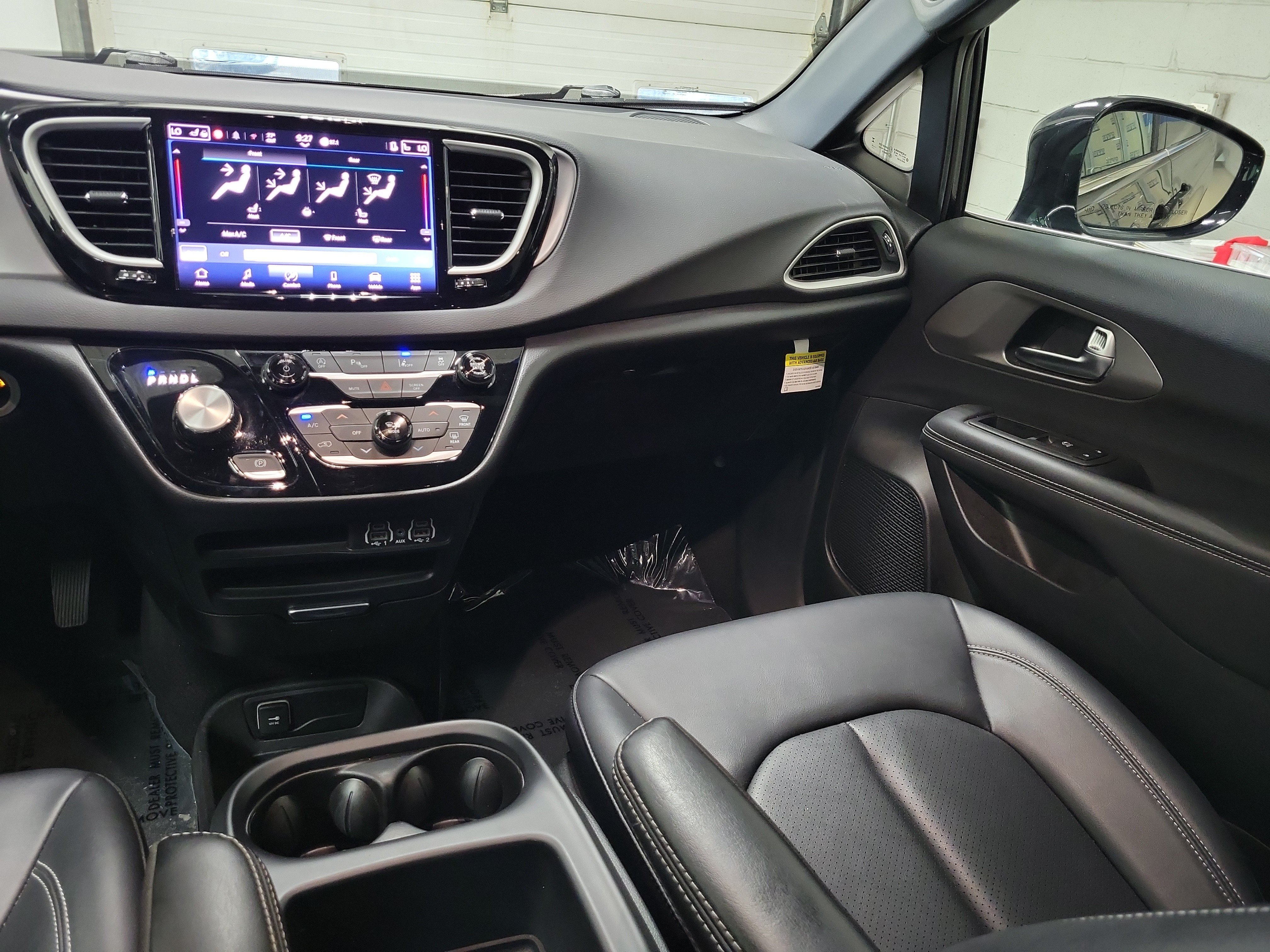 Used 2025 Chrysler Pacifica Select FWD image 14
