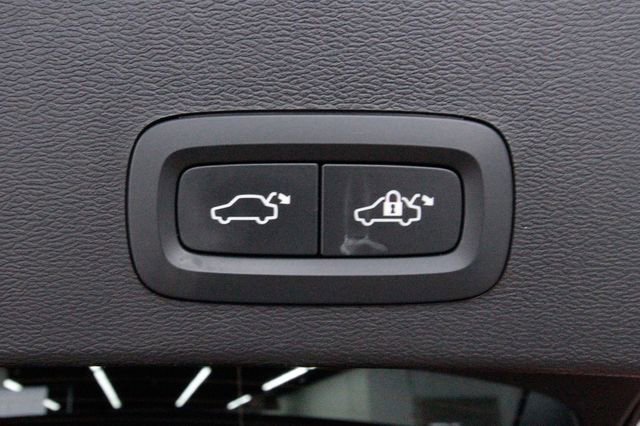 Certified 2025 Volvo XC40 B5 Core image 31