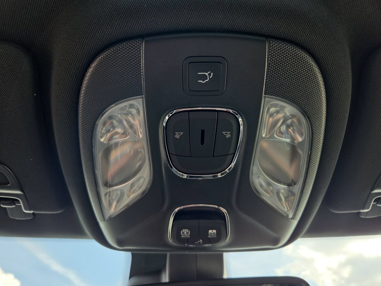 New 2026 Jeep Compass Latitude w/ Sun and Sound Group AWD/4WD image 24