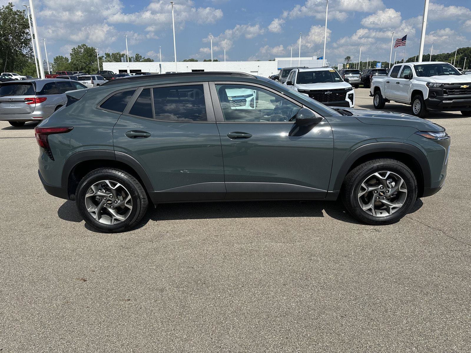 Used 2025 Chevrolet Trax LT FWD image 11