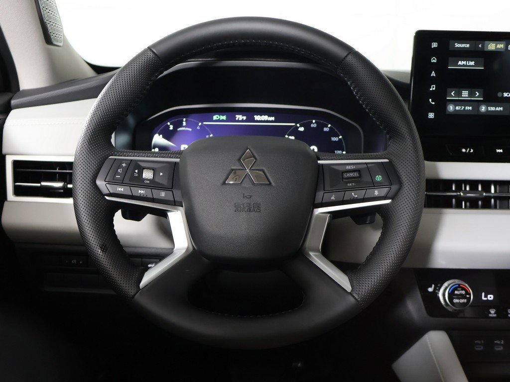 New 2025 Mitsubishi Outlander SE image 41