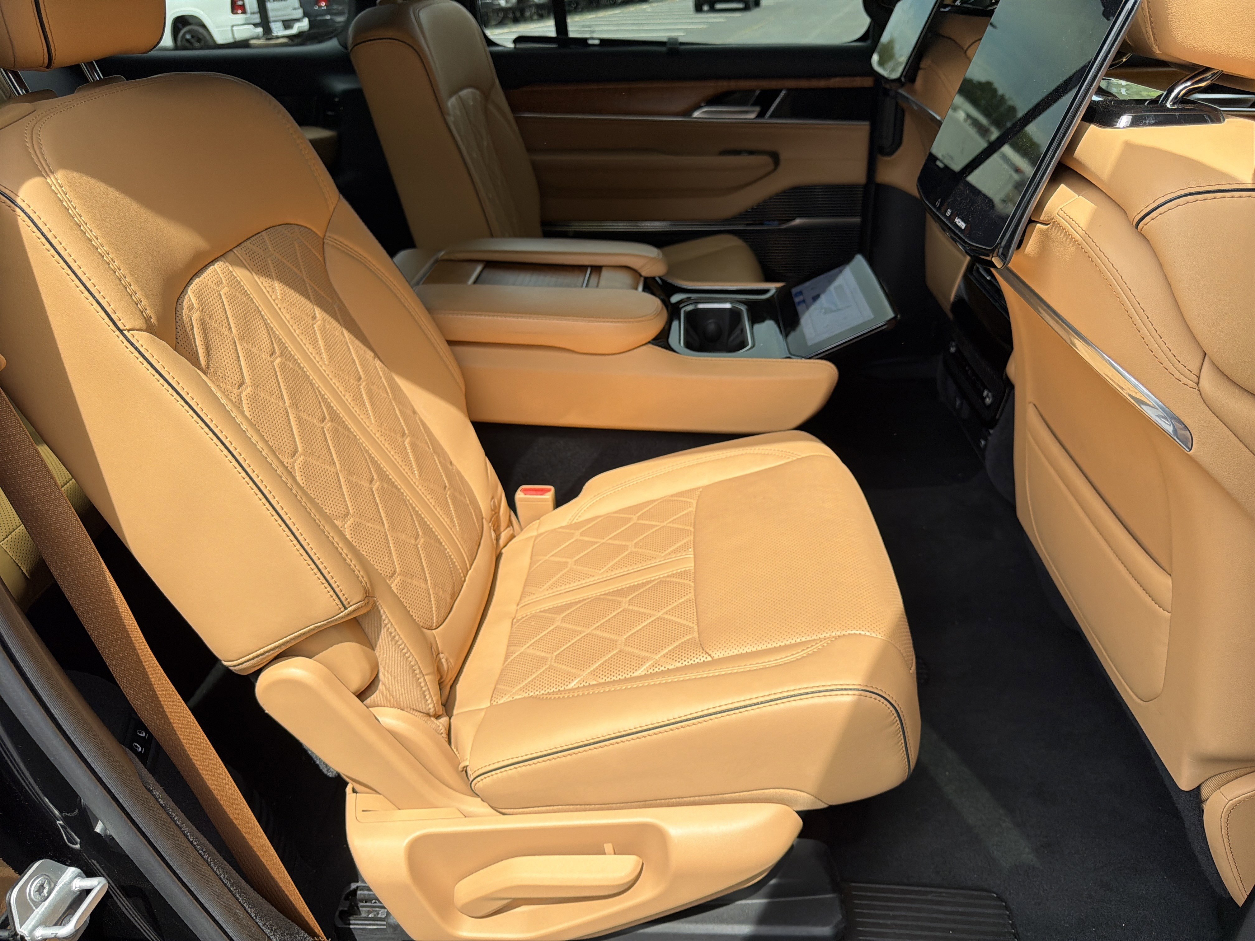 Used 2025 Jeep Grand Wagoneer Series III w/ Rear Seat Video Group 1 image 18