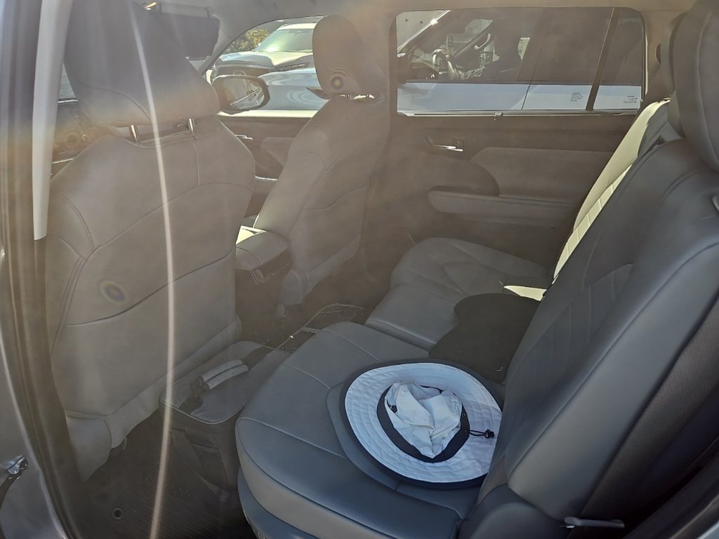 Used 2022 Toyota Highlander XLE FWD image 9