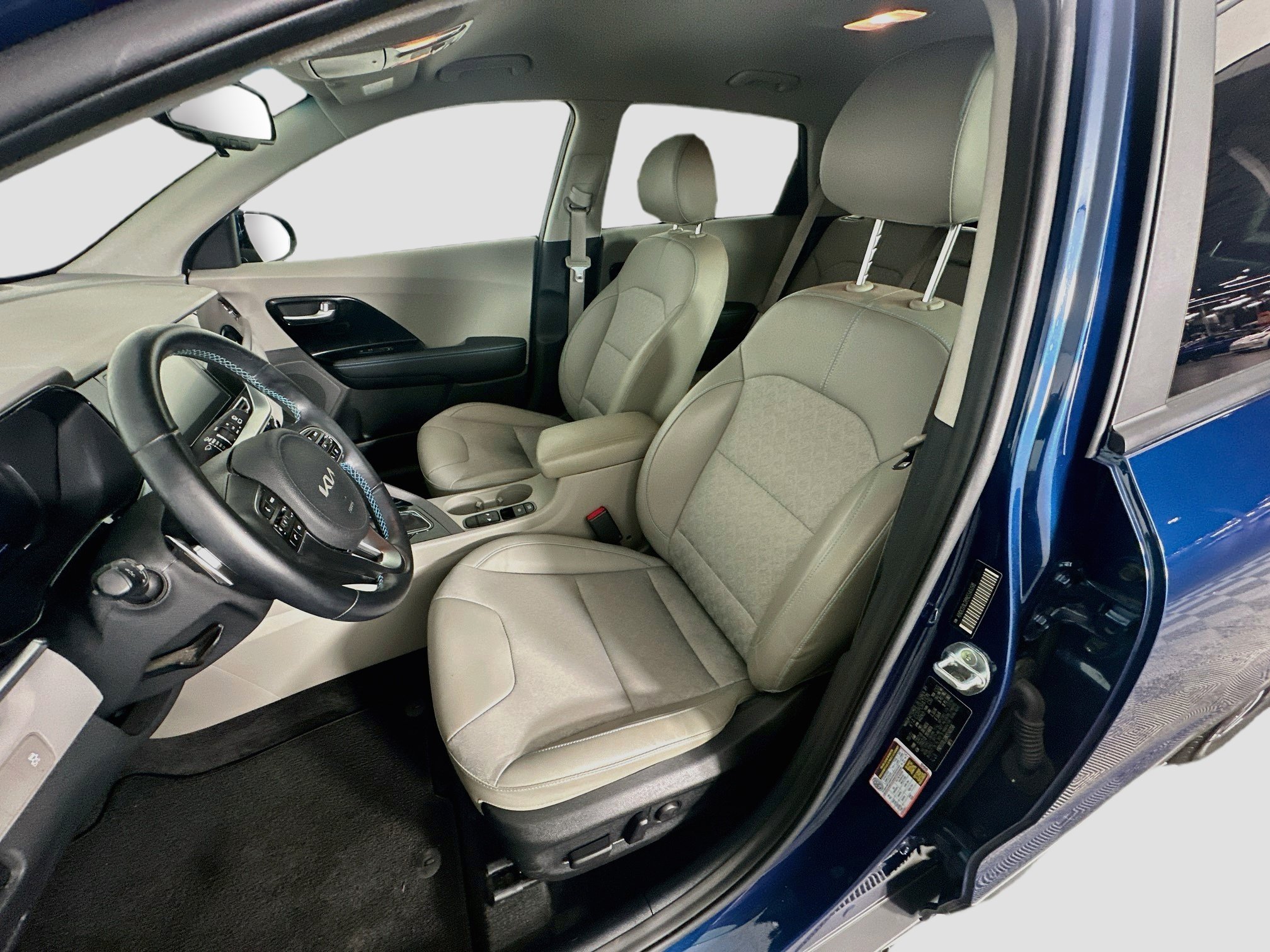 Used 2022 Kia Niro EX FWD image 13
