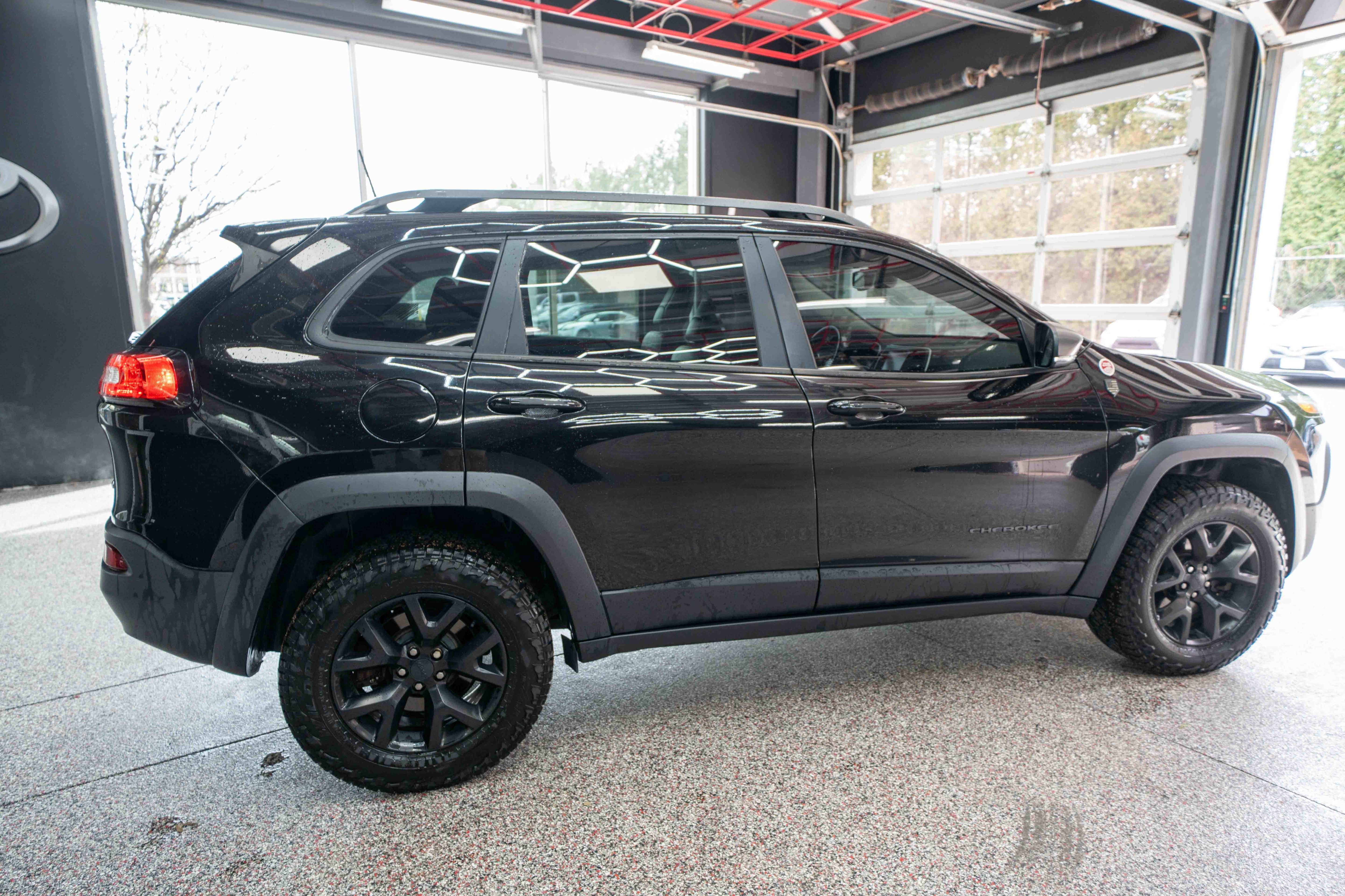 Used 2017 Jeep Cherokee Trailhawk image 4