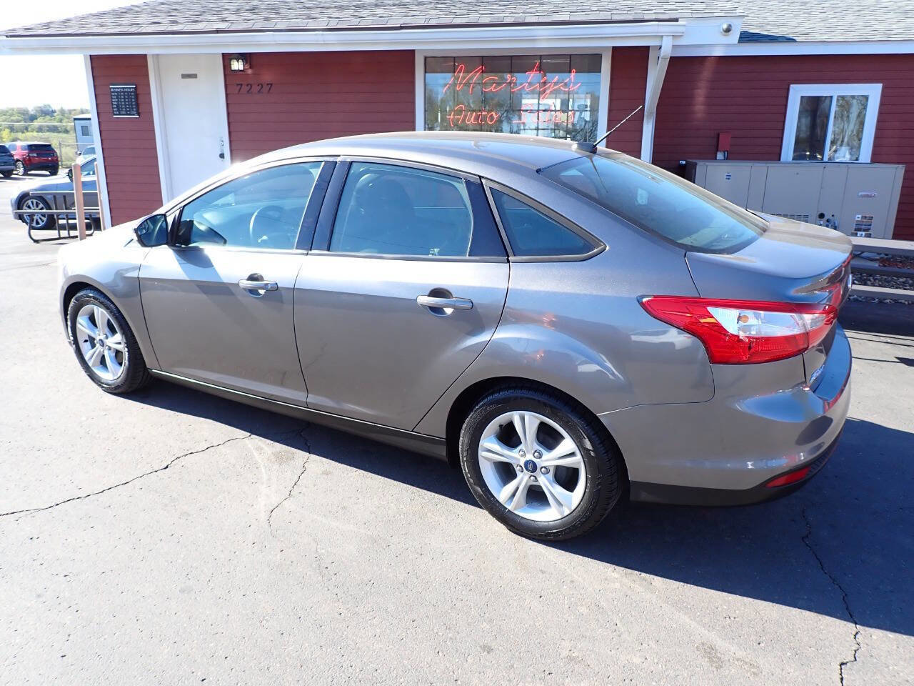 Used 2014 Ford Focus SE w/ SE Winter Package FWD image 4